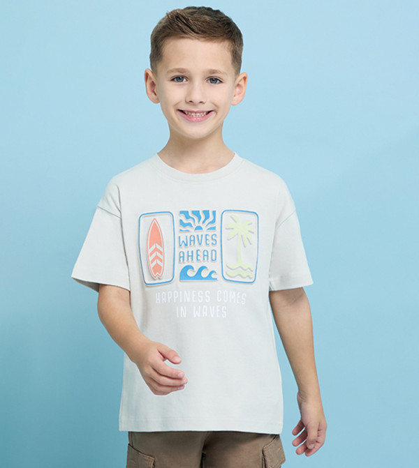 تيشيرت بطبعة وقبة مستديرة وكم قصير 