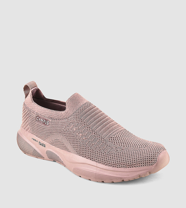 حذاء سليب أون محبوك بشعار 