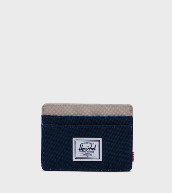 حاملة بطاقات بشعار 