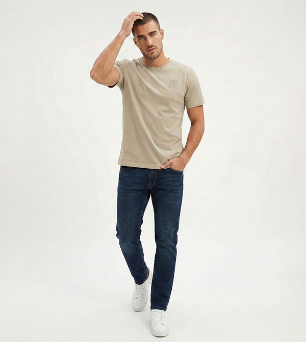 تيشيرت بقبة مستديرة بشعار