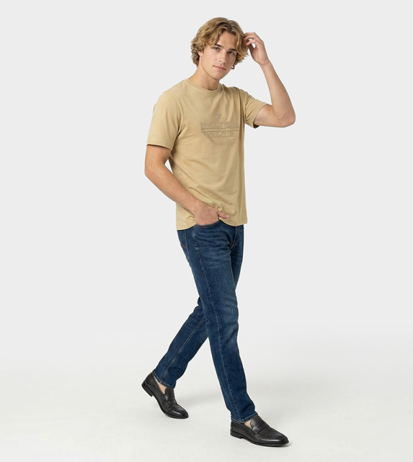 تيشيرت بقبة مستديرة بشعار