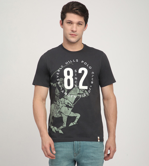 تيشيرت برقبة مستديرة بطبعة شعار