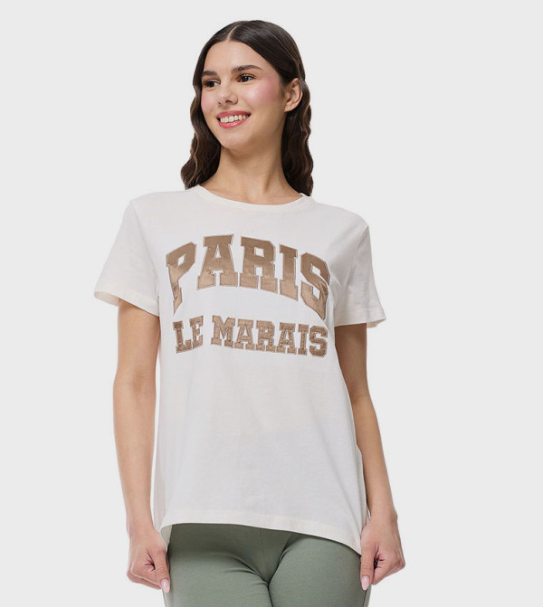 تيشيرت بطبعة برقبة مستديرة وأكمام قصيرة