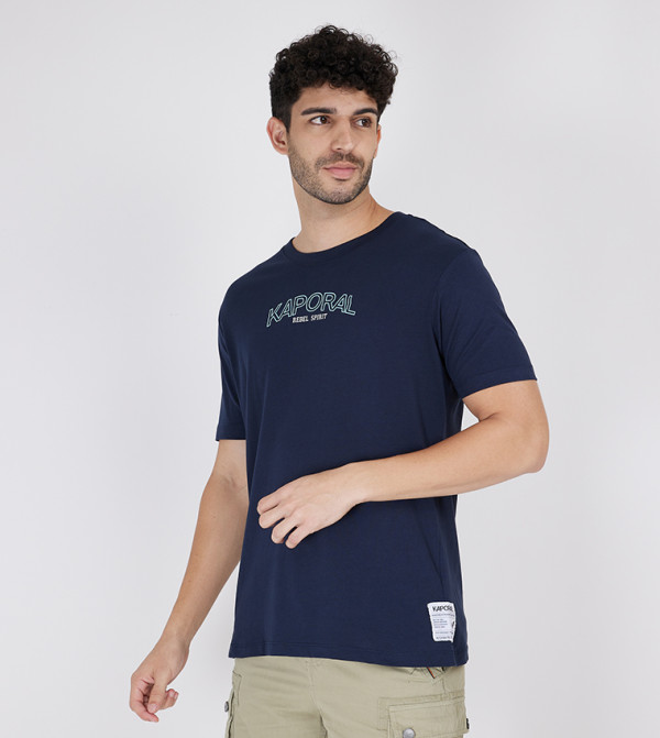 تيشيرت بياقة دائرية وبطبعة شعار الماركة