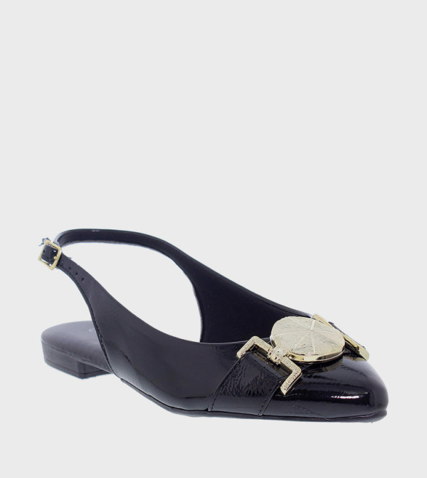 حذاء فلات بإكسسوار معدني وحزام خلفي 