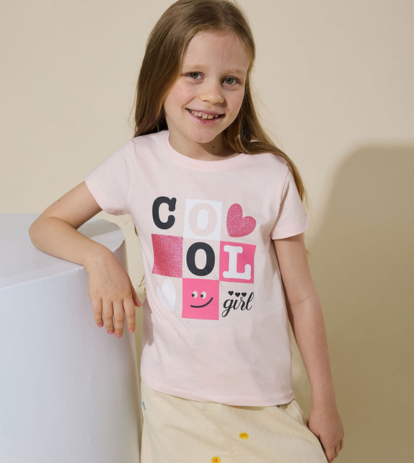 تيشيرت بطبعة جرافيك بياقة دائرية وأكمام قصيرة