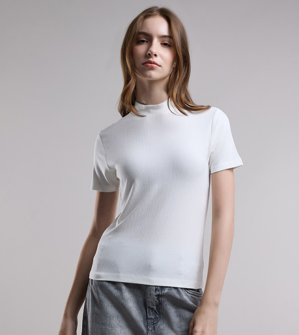 توب مرن بياقة عالية وكم قصير 