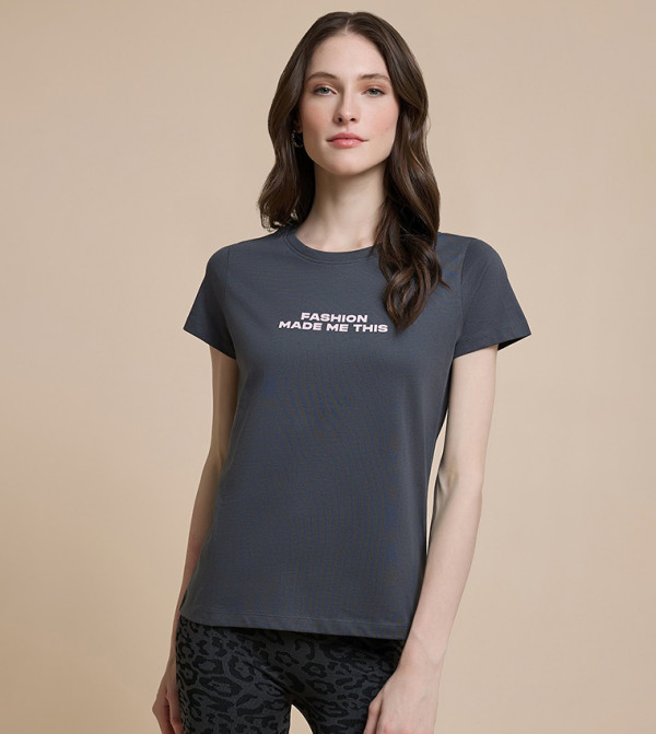 تيشيرت بطبعة برقبة مستديرة وكم قصير