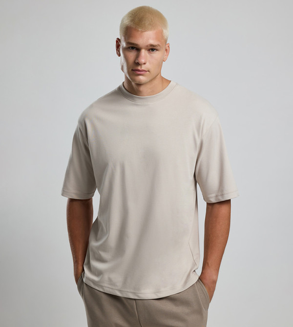 تيشيرت بياقة مستديرة وكم قصير 