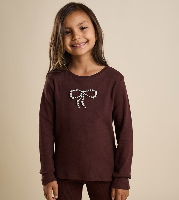 تيشيرت مطرز بلؤلؤ برقبة دائرية وأكمام طويلة