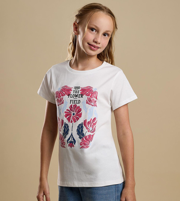 تيشيرت بطبعة جرافيك برقبة دائرية وأكمام قصيرة