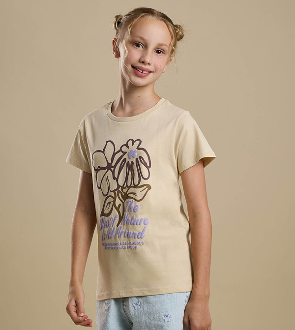 تيشيرت بطبعة جرافيك برقبة دائرية وأكمام قصيرة