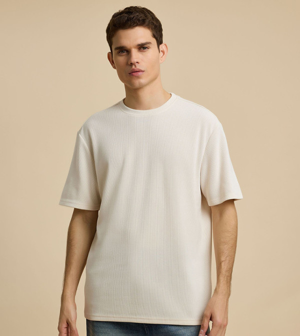 تيشيرت بياقة مستديرة وكم قصير