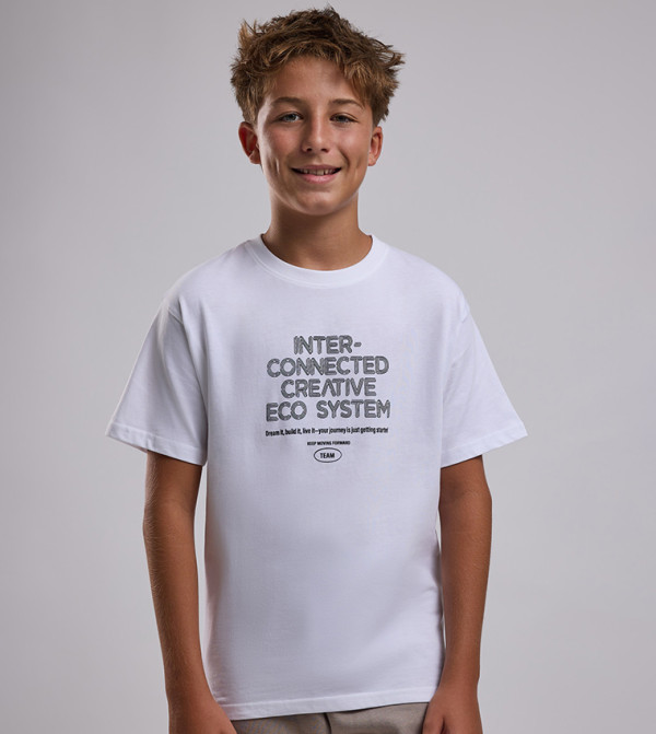 تيشيرت بطبعة برقبة دائرية وأكمام قصيرة