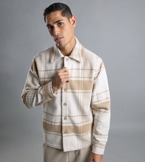 جاكيت خفيف بياقة قميص وأكمام طويلة