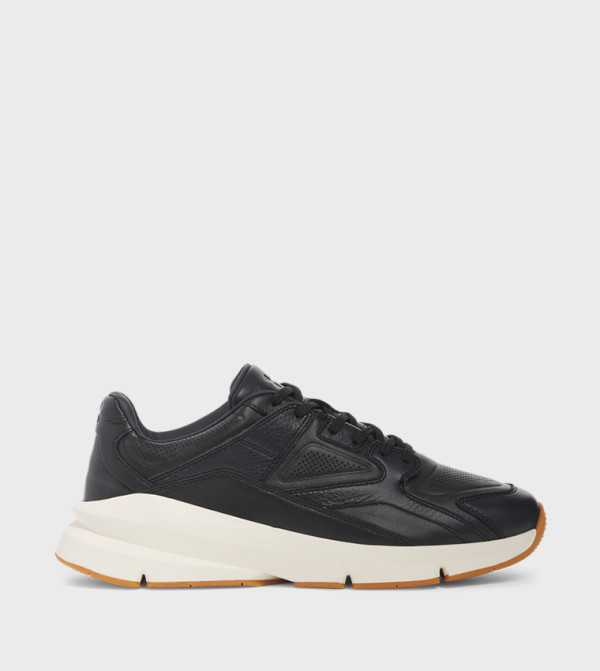 سنيكرز برقبة قصيرة 