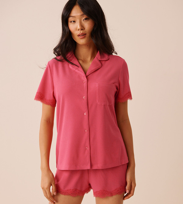 قميص نوم مرن بأزرار وحبكة دانتيل