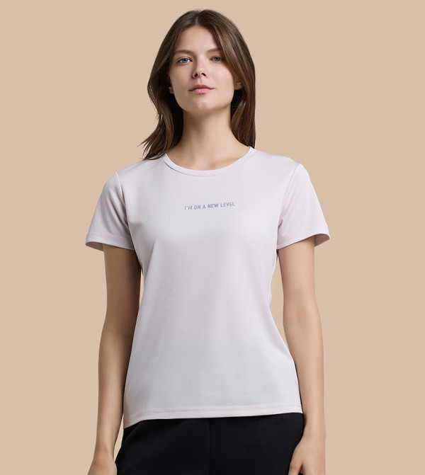 تيشيرت بطبعة وقبة مستديرة وكم قصير 