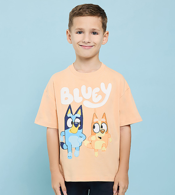 تيشيرت بطبعة وقبة مستديرة وكم قصير