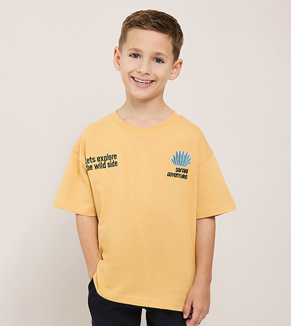 تيشيرت مطرز كم قصير بقبة مستديرة 