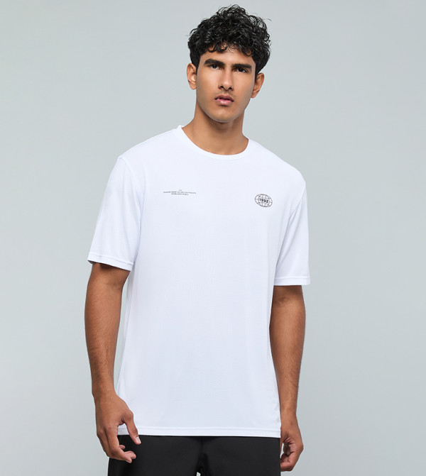 تيشيرت بطبعة وقبة V وكم قصير