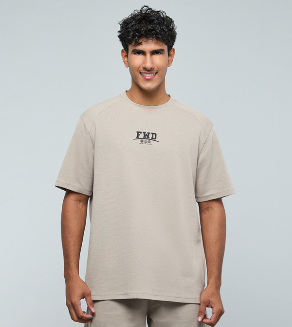 تيشيرت بطبعة وقبة V وكم قصير