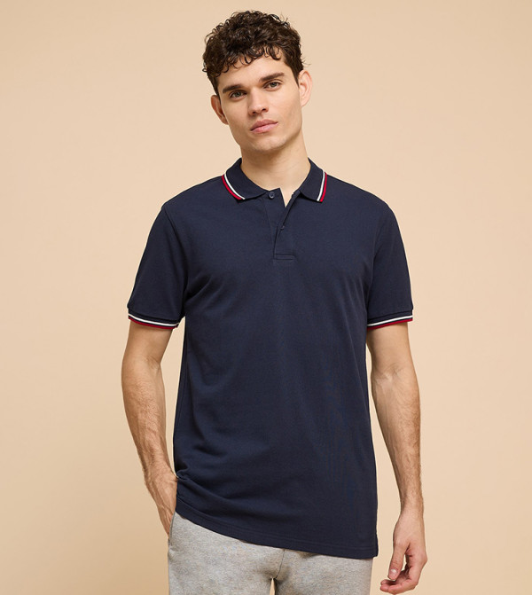 تيشيرت بولو بأطراف متباينة وكم قصير