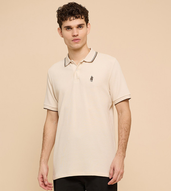 تيشيرت بولو بشعار مطرز وكم قصير