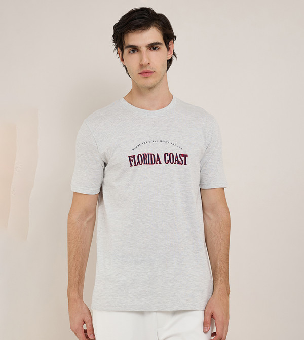 تيشيرت كم قصيربقبة مستديرة بطبعة 