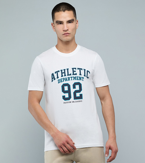 تيشيرت كم قصير بقبة مستديرة بطبعة حروف