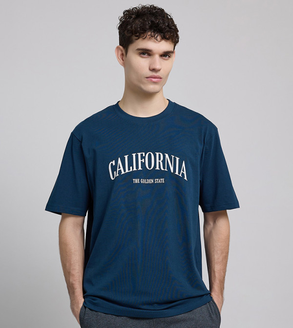 تيشيرت بطبعة برقبة مستديرة وكم قصير