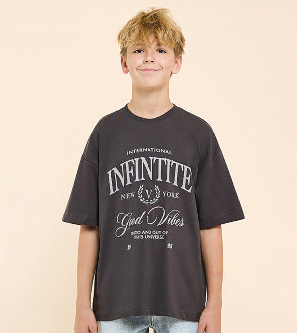 تيشيرت أوفرسايز بطبعة وقبة مستديرة وكم قصير