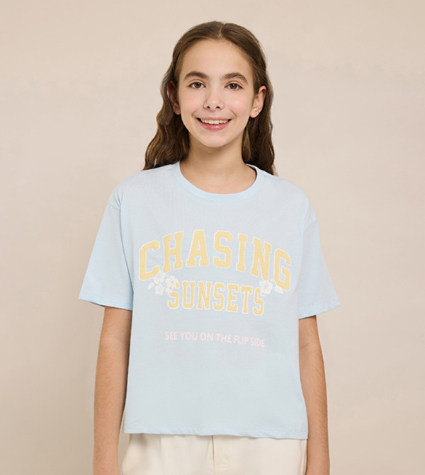 تيشيرت كم قصير بقبة مستديرة بطبعة جرافيك 