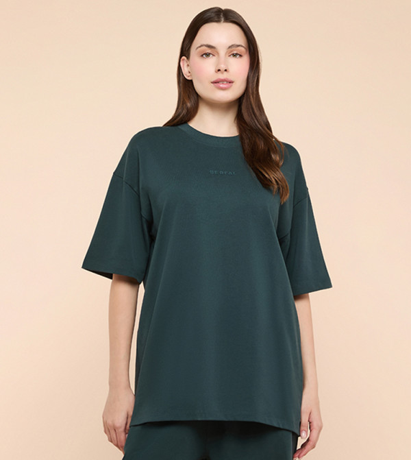 تيشيرت اوفرسايز كم قصير بقبة مستديرة بطبعة