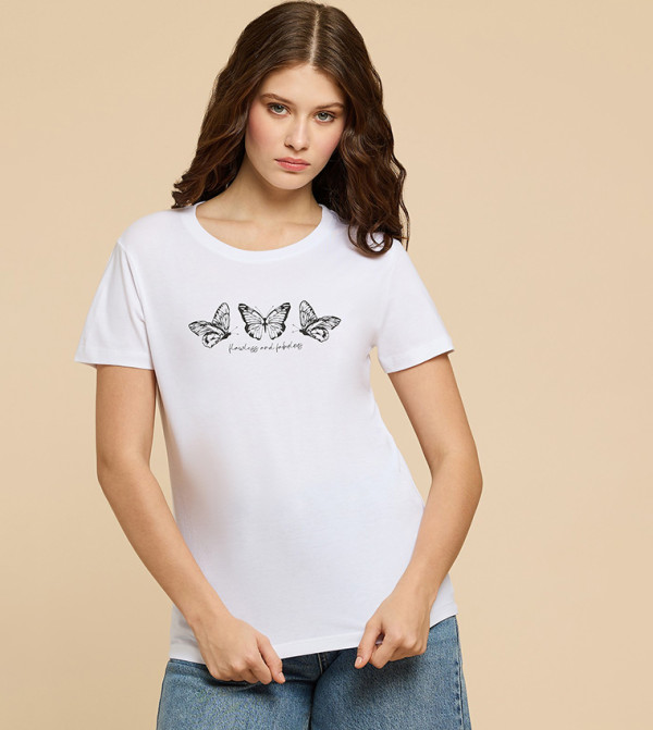 تيشيرت بطبعة كم قصير بقبة مستديرة 