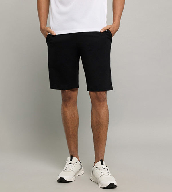 شورت سادة برباط على الخصر 