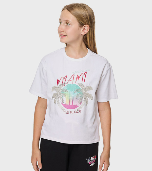 تيشيرت مزين بزينة بأكمام قصيرة وبرقبة مستديرة  