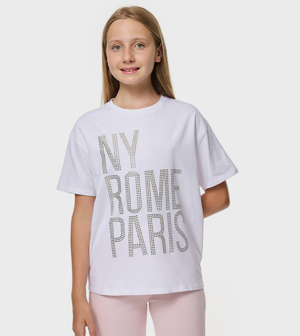 تيشيرت مزين بمسامير بأكمام قصيرة وبرقبة مستديرة  