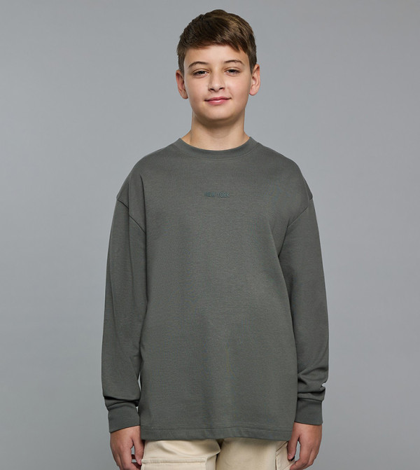 تيشيرت كم طويل بطبعة برقبة مستديرة 