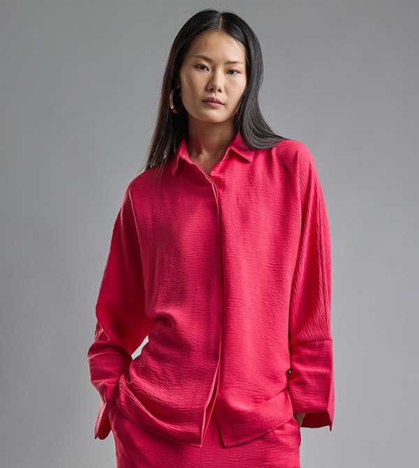 قميص بياقة كلاسيكية وبكم طويل 