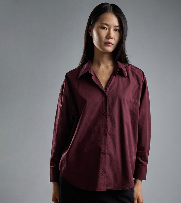 قميص سادة بياقة كلاسيكية وبكم طويل