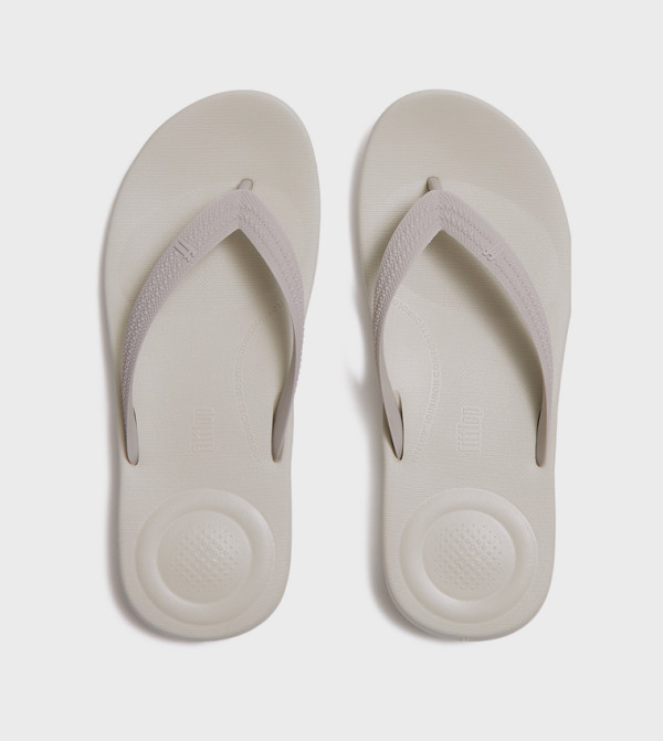 IQUSHION Textured Flip-Flops