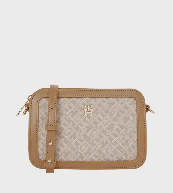 حقيبة كاميرا مزخرفة بشعار بحواف متباينة