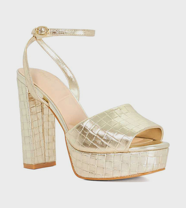 صندل بكعب عريض وحزام كاحل 