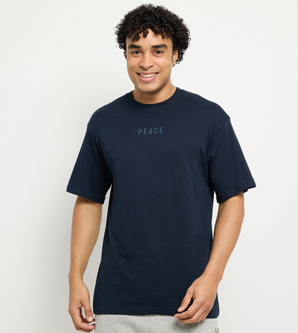 تيشيرت رجالي بقبة مستديرة وطبعة خلفية