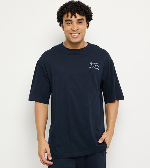 تيشيرت رجالي اوفرسايز بقبة مستديرة وطبعة خلفية