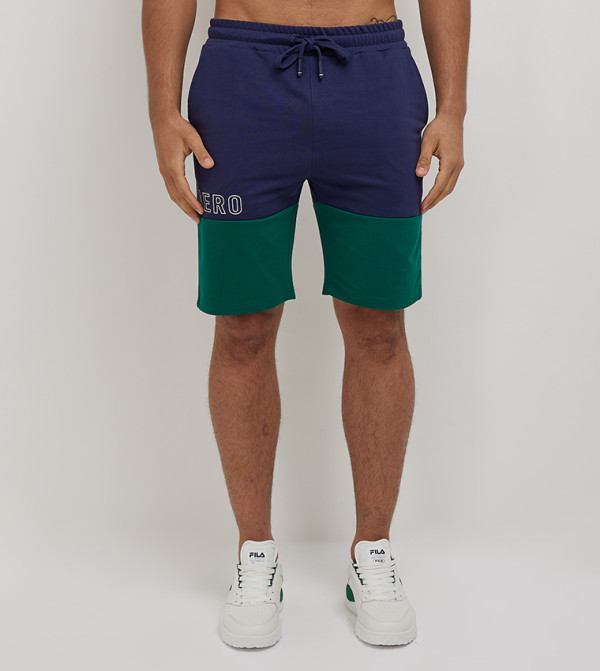 شورت بألوان متباينة 