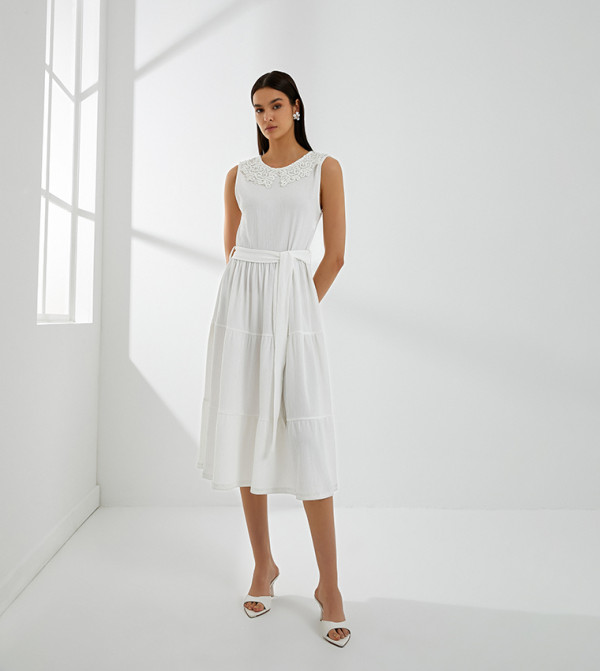 فستان ميدي بدون أكمام بحزام