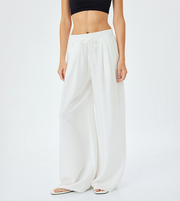 بنطال واسع برباط على الخصر