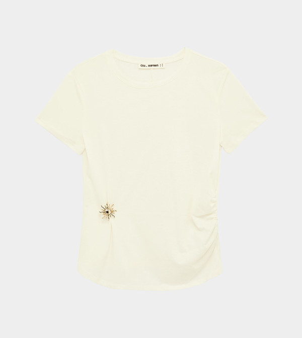 تيشيرت بكم قصير وإكسسوار